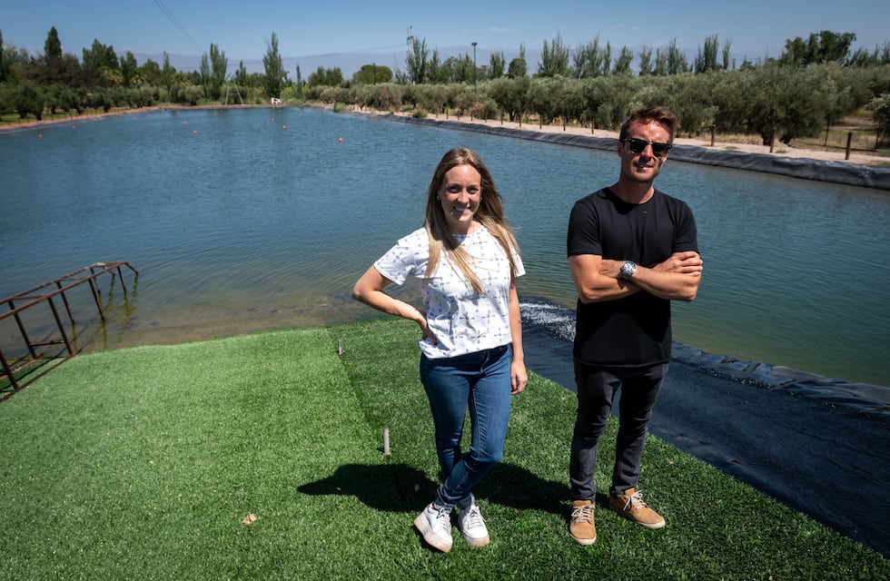 Crearon un lago entre viñedos para practicar deportes acuáticos extremos