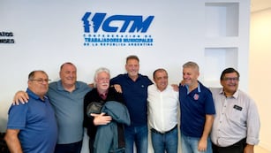 Cocco (centro) rodeado por otros gremialistas municipales de la CTM