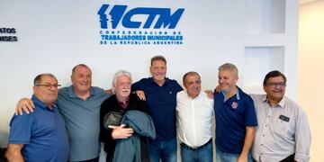 Cocco (centro) rodeado por otros gremialistas municipales de la CTM