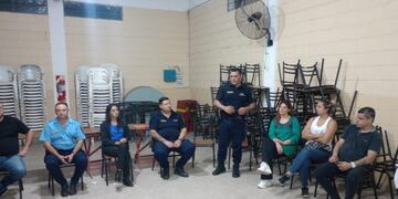 Reunión Autoridades de la Policía con vecinos sector sur de Arroyito