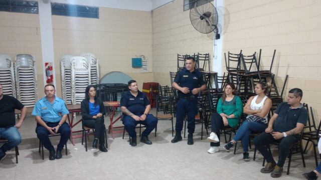 Reunión Autoridades de la Policía con vecinos sector sur de Arroyito