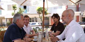 Gerardo Morales en diálogo informal con Diego Santilli, Martín Lousteau y Horacio Rodríguez Larreta, en Mar del Plata.