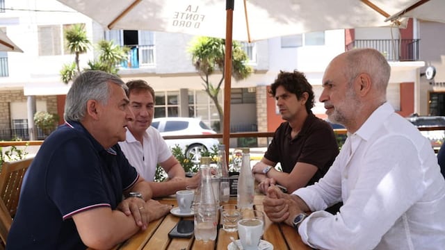 Gerardo Morales en diálogo informal con Diego Santilli, Martín Lousteau y Horacio Rodríguez Larreta, en Mar del Plata.