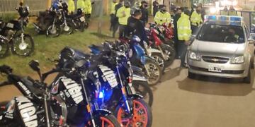 Dos hombres fueron detenidos tras atacar a efectivos policiales en un retén.