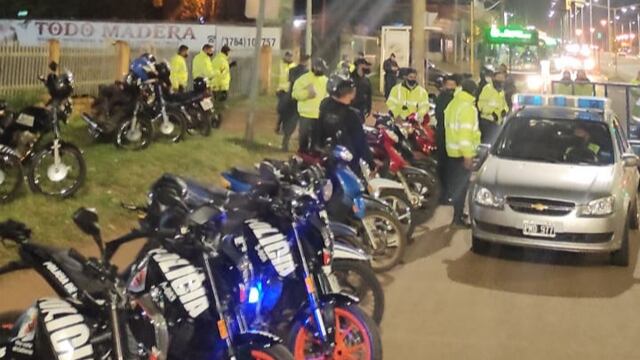 Dos hombres fueron detenidos tras atacar a efectivos policiales en un retén.