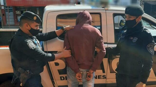 El joven fue sorprendido por el conserje del alojamiento y huyó del lugar pero fue atrapado por la policía.