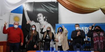 Rubén Rivarola (izq.), presidente del Distrito Jujuy del PJ, encabezó la presentación de las candidatas del Frente de Todos-Partido Justicialista.