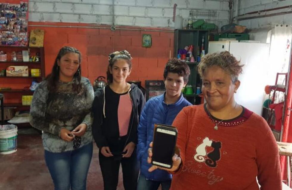 Estudiar en la virtualidad: tres hermanos comparten el celular para no perder la escuela