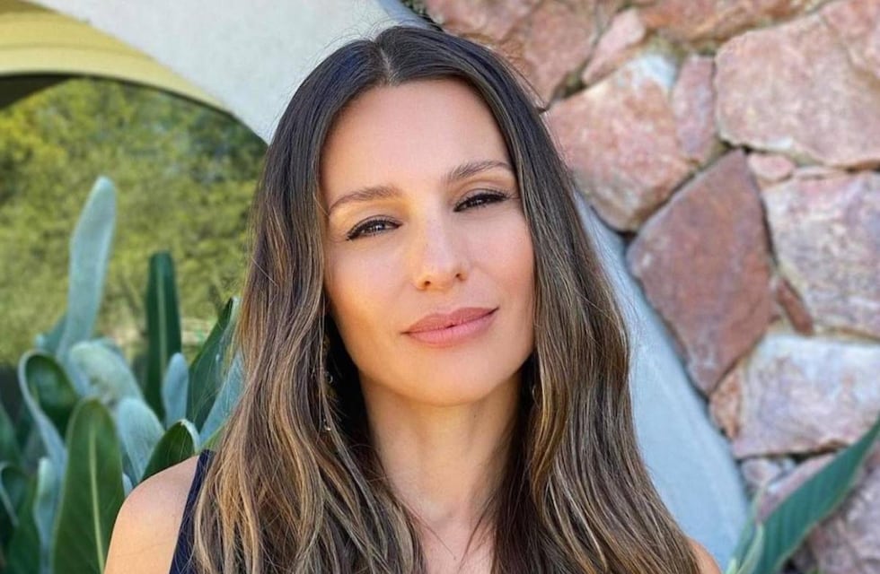Pampita dio cátedra de estilo y mostró cómo llevar una minifalda y bucaneras en un look de invierno