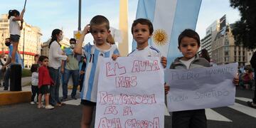 Cientos de personas marcharon al Obelisco en protesta por la suspensión de las clases presenciales. (Clarín)