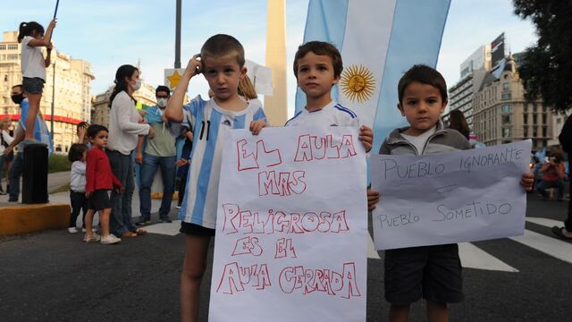 Cientos de personas marcharon al Obelisco en protesta por la suspensión de las clases presenciales. (Clarín)