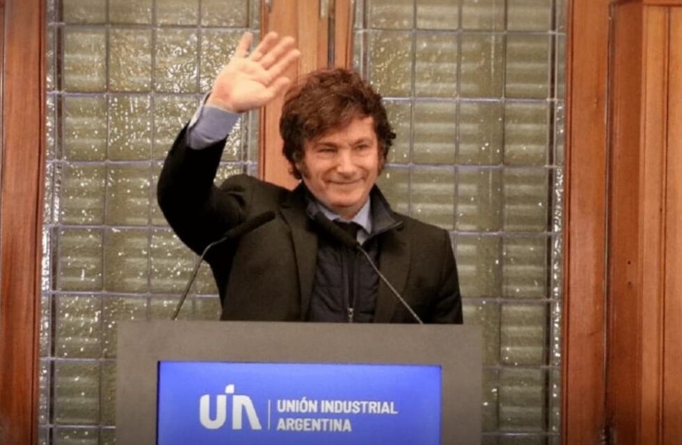 En un contexto de recesión industrial, Milei prometió eliminar a fin de año el Impuesto PAIS