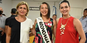 La embajadora de la Economía Social, Sofía Fredes junto a la presidente del Concejo Deliberante, Débora Quiroga y la intendenta de Santa Rosa Flor Destéfanis. Gentileza MSR