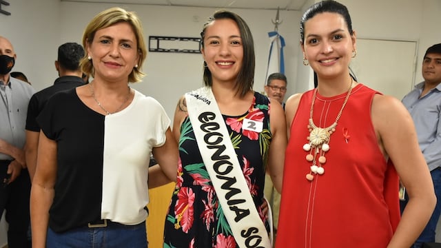 La embajadora de la Economía Social, Sofía Fredes junto a la presidente del Concejo Deliberante, Débora Quiroga y la intendenta de Santa Rosa Flor Destéfanis. Gentileza MSR