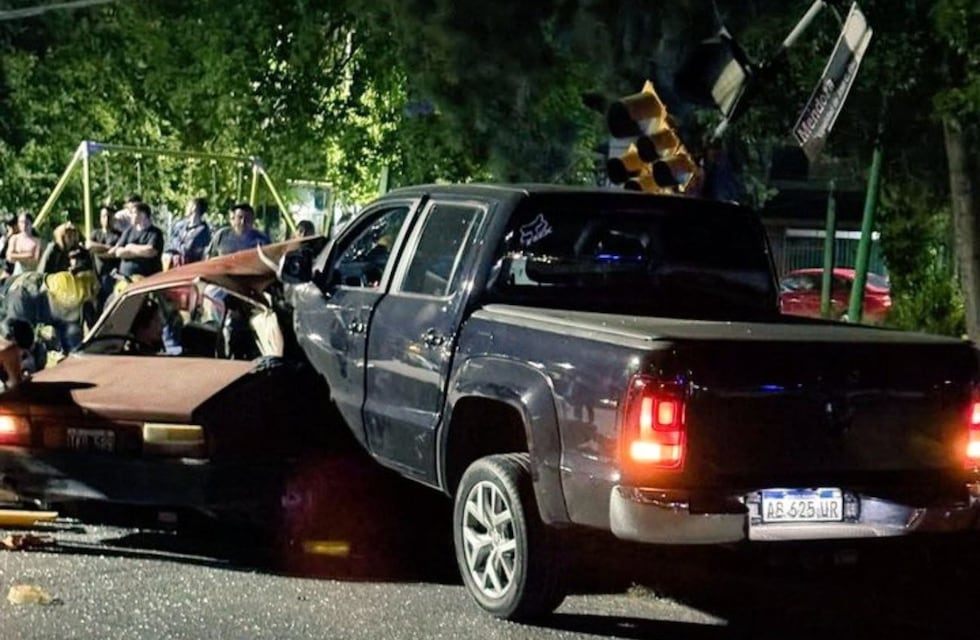 Un joven vinculado a la noche chocó con su Amarok a un Renault 12: murió un matrimonio y sus tres hijos están internados