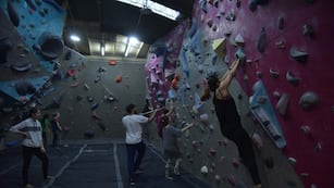 Cerveza, pizza de masa madre y escalar en un sólo lugar de la ciudad de Córdoba.
