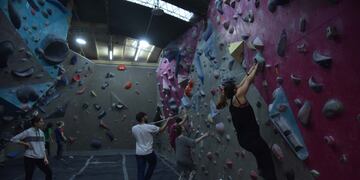 Cerveza, pizza de masa madre y escalar en un sólo lugar de la ciudad de Córdoba.