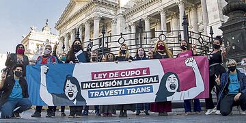 Respaldo. Organizaciones que vienen luchando por el cupo travesti y trans celebraron frente al Congreso el tratamiento del proyecto. (Télam)