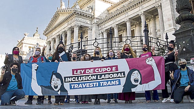 Respaldo. Organizaciones que lucharon por el cupo travesti y trans celebraban frente al Congreso el tratamiento del proyecto. (Télam)