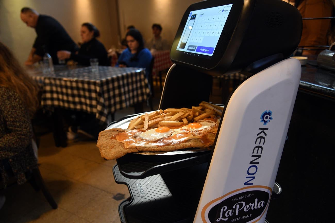 Un robot se encarga de llevar los platos a la mesa. (Ramiro Pereyra/La Voz)