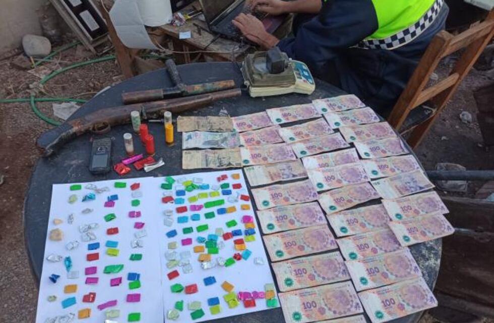 San Andrés: secuestraron armas de fuego y 140 envoltorios de cocaína en un allanamiento