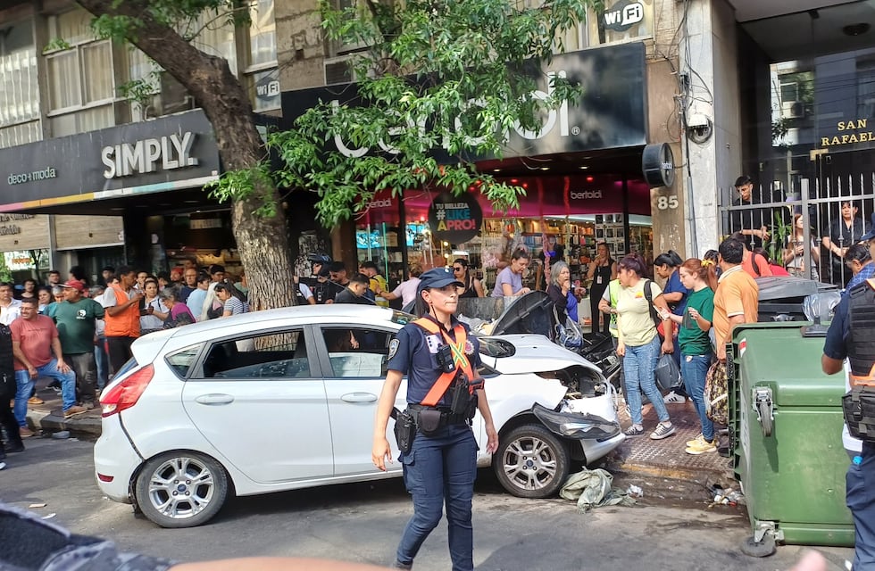 Perdió el control de su auto y atropelló a varias personas en pleno Centro de Córdoba: lo que se sabe