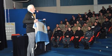 Visitó Puerto Belgrano el Capitán que realiza un homenaje a tripulantes del ARA “San Juan”
