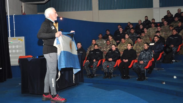 Visitó Puerto Belgrano el Capitán que realiza un homenaje a tripulantes del ARA “San Juan”