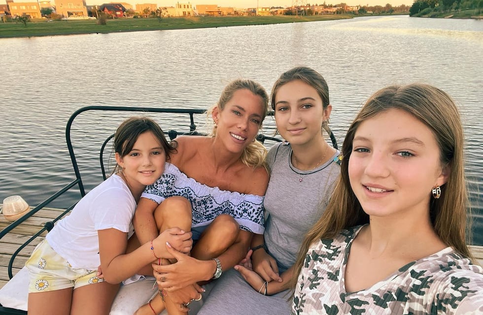 Indiana, Allegra y Sienna enternecieron las redes al abrazar a Nicole Neumann tras su viaje por Europa