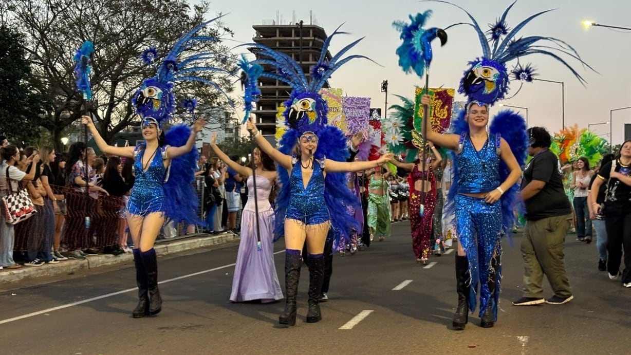 La Estudiantina posadeña 2025 entra en su recta final con las últimas noches de desfile.