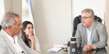 La reunión entre Jalil y Scioli busca potenciar la industria textil de la provincia.