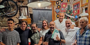 La barra en la despedida del año: Nasta, Teté González, el Bocha, Juanca Olave, Rafa (dueño de La Mundial), el Sapito Coleoni, Pichi Campana y el Daniel.