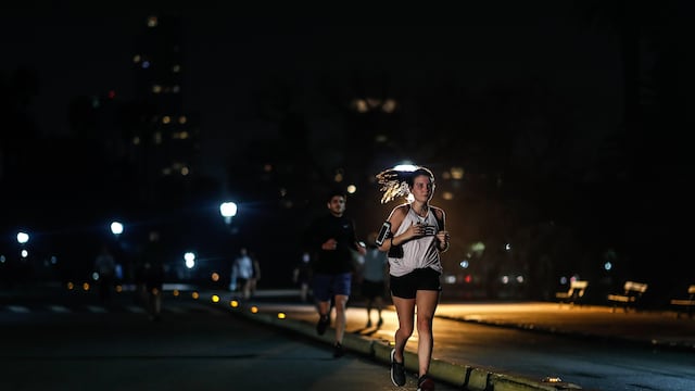 El Gobierno recomendó la restricción de la circulación nocturna en todo el país (EFE/Juan ignacio Roncoroni)