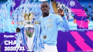 Benjamin Mendy con el trofe de la Premier League obtenido con Manchester City (Getty Images)