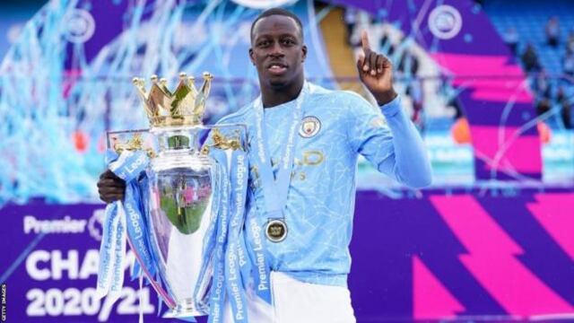 Benjamin Mendy con el trofe de la Premier League obtenido con Manchester City (Getty Images)