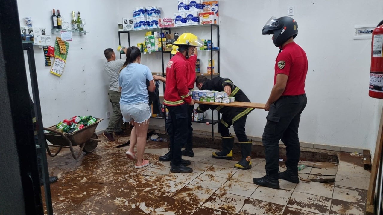 Explosión y derrame cloacal generaron daños y tensión en una zona de Posadas.
