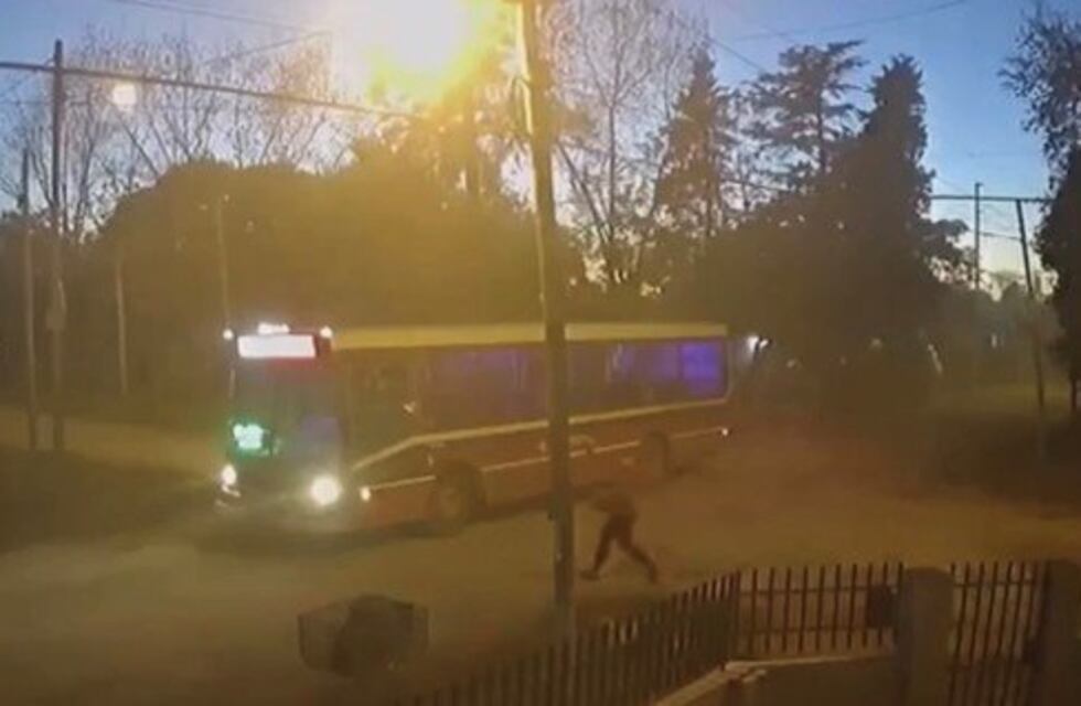 Accidente de tránsito fatal en Moreno: un colectivo le pasó por encima a una mujer