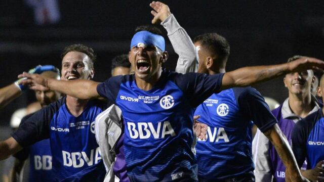 Enzo Díaz ante San Pablo, con Tomás Pochettino y el loco festejo de la clasificación de Talleres en el Morumbí (Foto: AP)