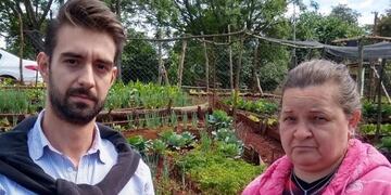 El encargado del Área Agropecuaria de la Municipalidad, Nicolás Korol junto a la encargada de la huerta, Ester Schultz.