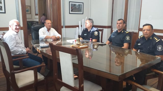 El intendente Carlos Sánchez se reunió con los jefes policiales de Tres Arroyos