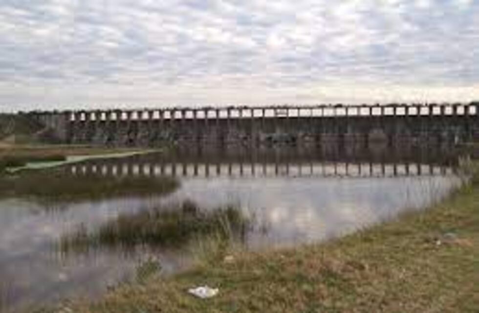 Un hombre fue hallado con dos balazos flotando en un dique del Conurbano