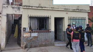 En la vivienda de la calle México fueron aprehendidos tres sujetos que estarían vinculados al negocio del "narcomenudeo" en Jujuy.