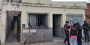 En la vivienda de la calle México fueron aprehendidos tres sujetos que estarían vinculados al negocio del "narcomenudeo" en Jujuy.