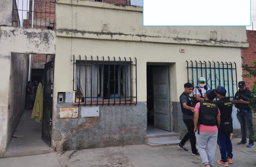 Denunciaron a sus “narcovecinos” y la policía encontró cocaína y pastillas