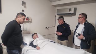 El ministro de Seguridad, Juan Pablo Quinteros, visitó al efectivo herido este sábado. (Gentileza)