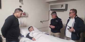 El ministro de Seguridad, Juan Pablo Quinteros, visitó al efectivo herido este sábado. (Gentileza)