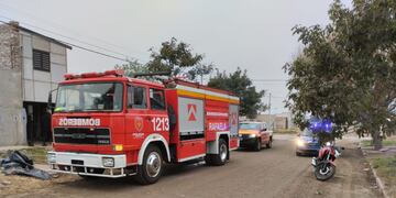 Los bomberos actuaron en un incendio en el barrio Mora, con menores involucrados