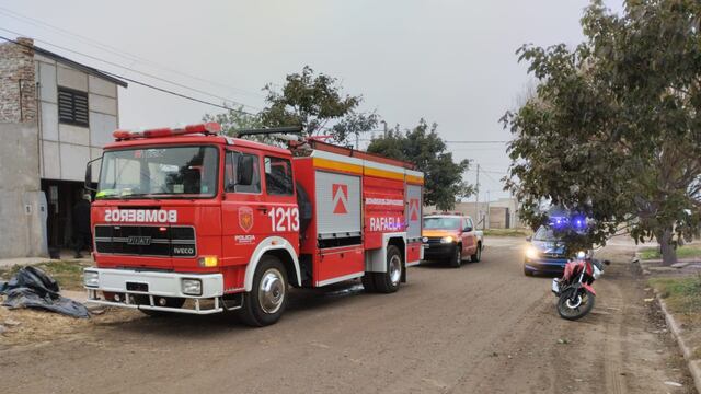 Los bomberos actuaron en un incendio en el barrio Mora, con menores involucrados