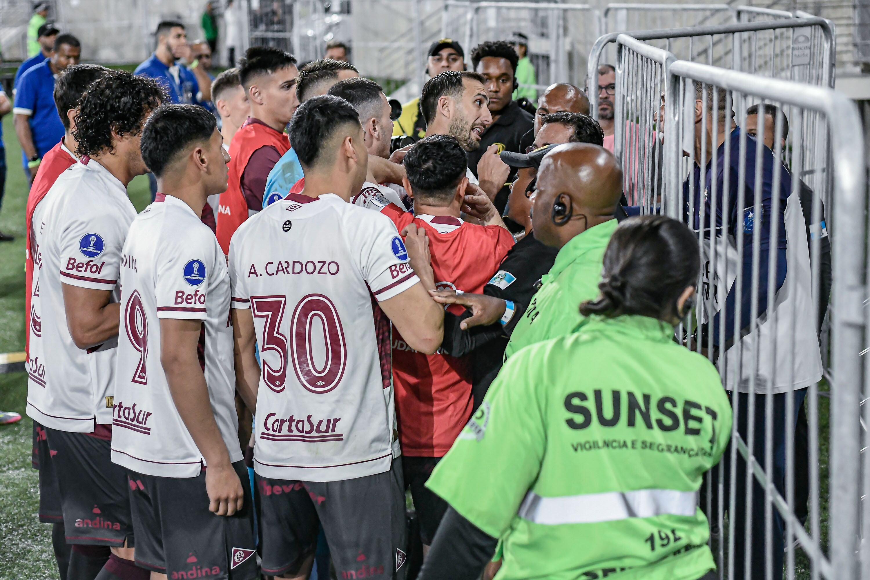 Incidentes en el partido de Lanús y Fluminense. (Fotobaires).