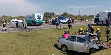 Choque entre dos autos en Falda del Carmen.